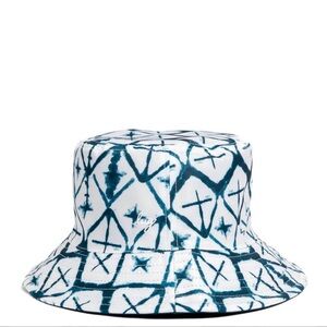 Lug Canopy Reversible Bucket Hat in Diamond White.